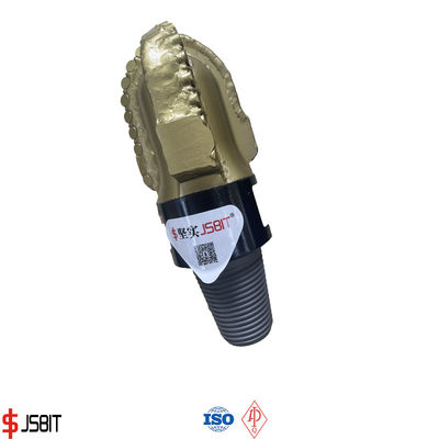 Membangun badan baja Polikristalin Berlian Compact Bits Bor 3 Bilah 132mm